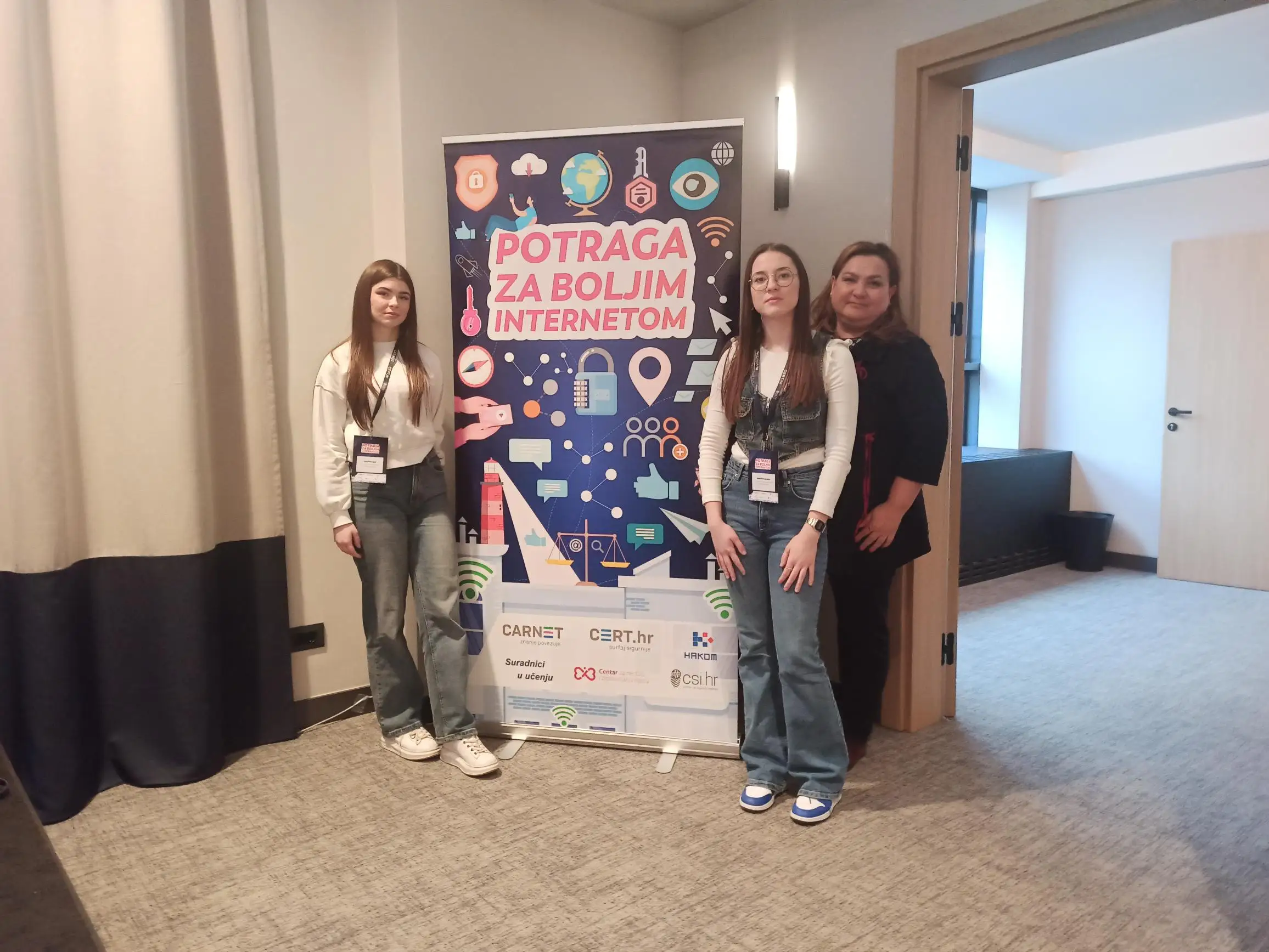 Učenice na konferenciji o sigurnosti na internetu